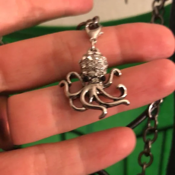 Leather scarf with octopus charm - Picture 7 of 7